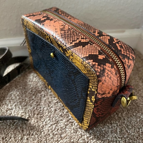 The Transport Camera Bag: Colorblock Snake Embossed Leather
MADEWELL - Picture 3 of 10